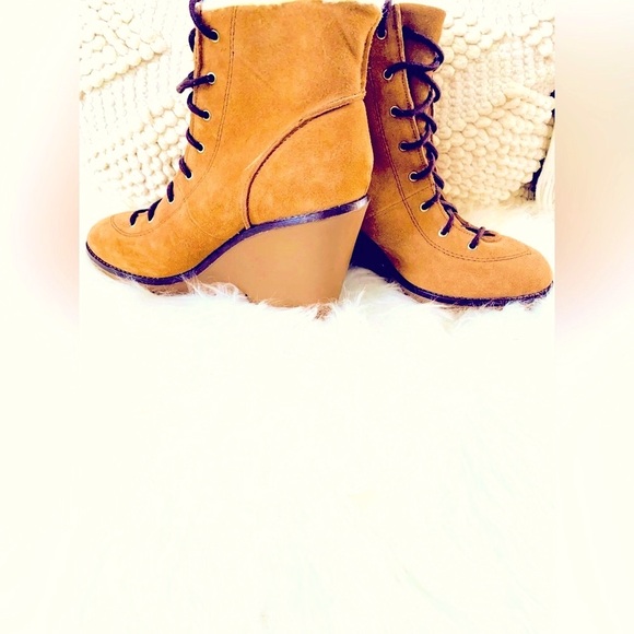 MICHAEL KORS NWOT SEXY WEDGE BOOTIE BROWN SUEDE & FAUX SHERLING ANKLE BOOT STYLE - Picture 3 of 6